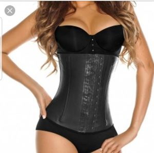Three hook steel boned latex waist trainer. Xs 32